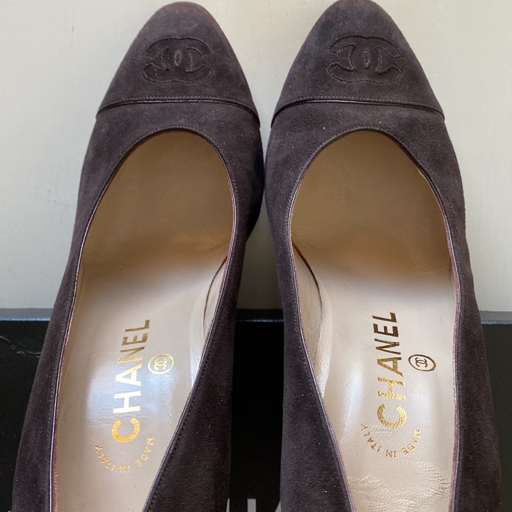 CHANEL Suede Pump in Chocolate Brown - Picture 5 of 9